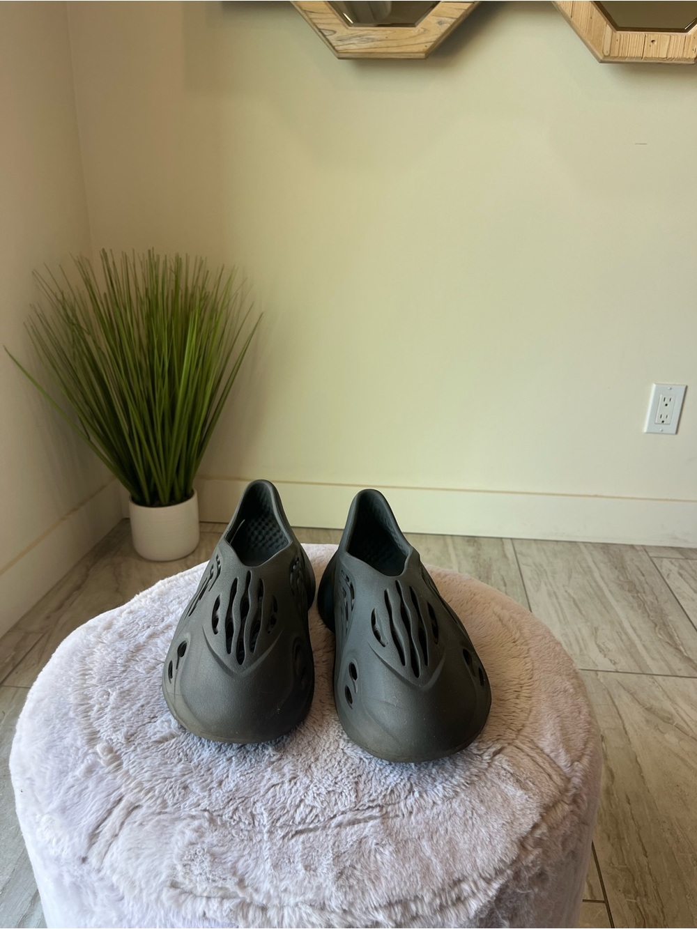 Yeezy Foam Runner in Charcoal Gray - Picture 5 of 7